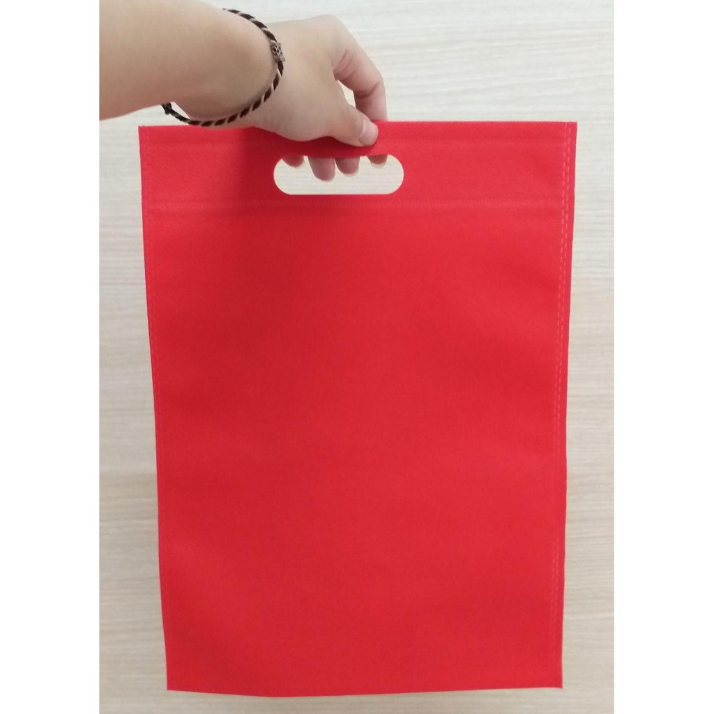 

GOODIE BAG SPUNBOND OVAL 25x35 / Tas Belanja Murah / Kantong Belanja / Souvenir (Warna Merah)
