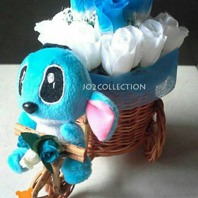 Bouquet bunga dan boneka stitch