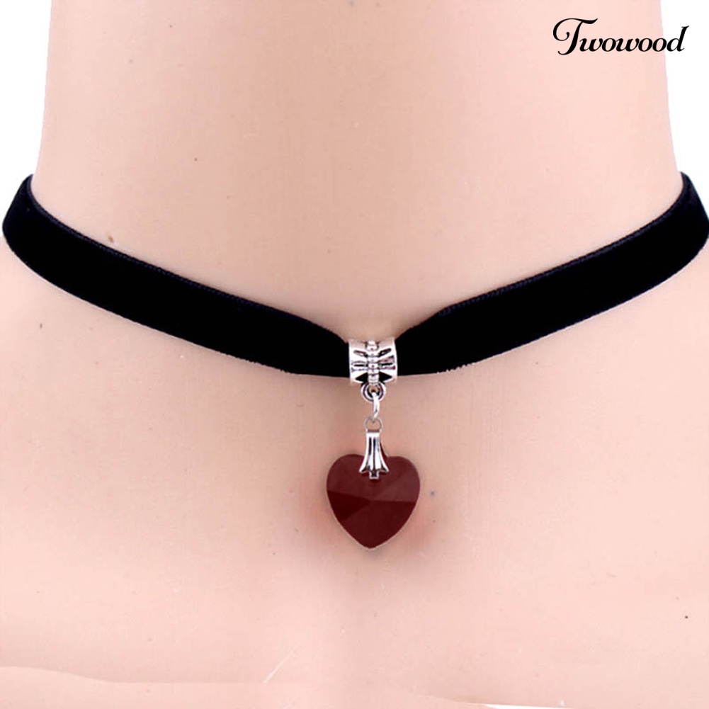 Kalung Choker Pendek Bahan Velvet Dengan Liontin Hati Aksen Berlian Imitasi Gaya Gothic Untuk Wanita