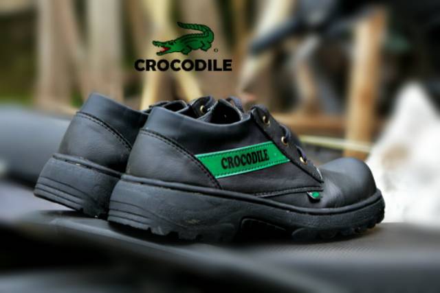 Sepatu safety pria crocodile low black