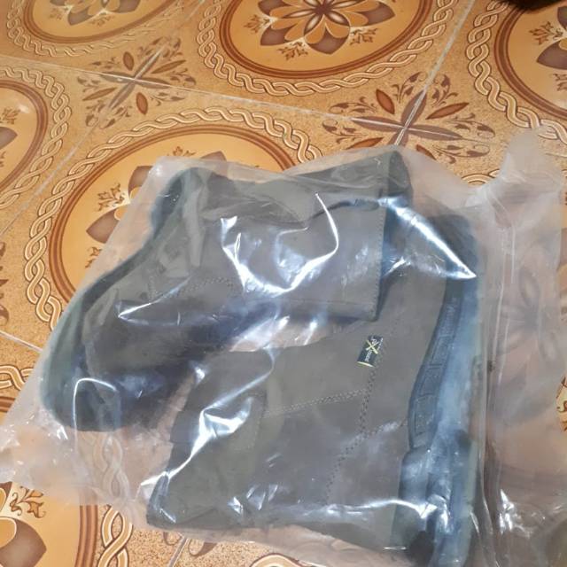 Safety shoes otter size ( UK ) 7 (EUR ) 41 coklat