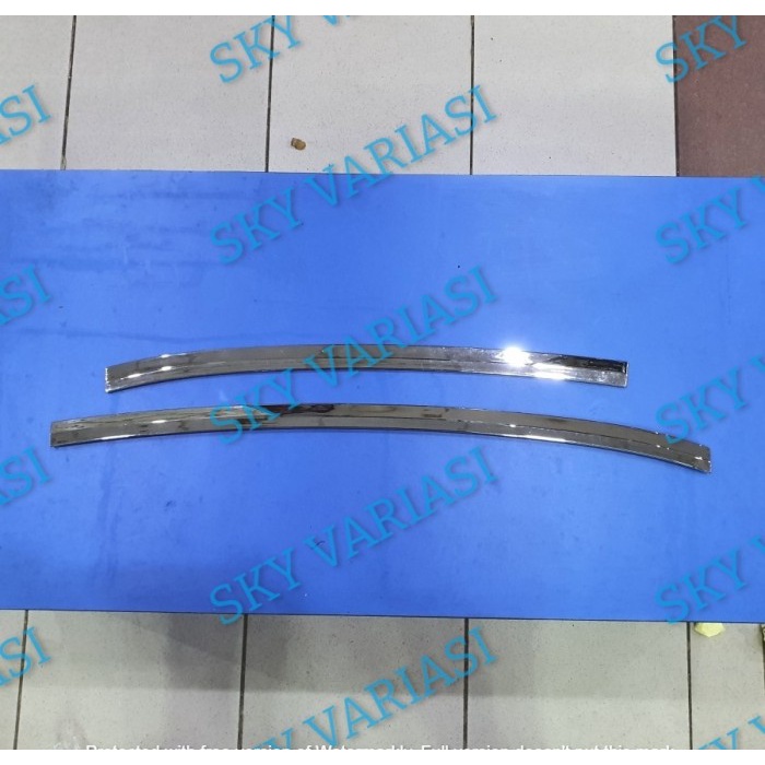 List Lis kaca belakang chrome Calya / Sigra