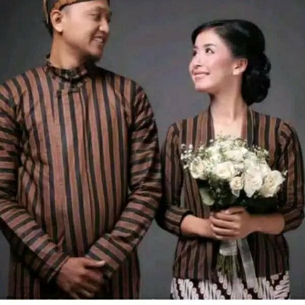 "BCU.02Jl22ι" Baju Couple Surjan Lurik Kebaya Lurik dan Blangkon - Baju Couple Batik - Baju Couple L
