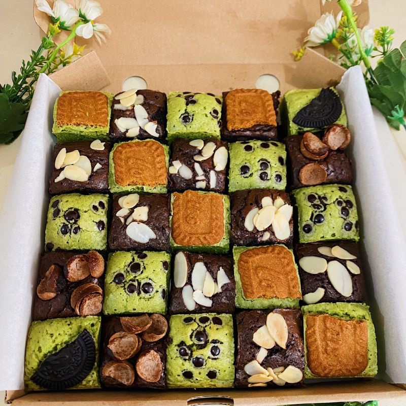 

Ririn Brownies Happy - Brownies Coklat & Macha Bikin Happy