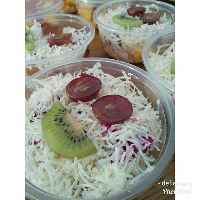 

Salad buah cup 400 ml topping keju