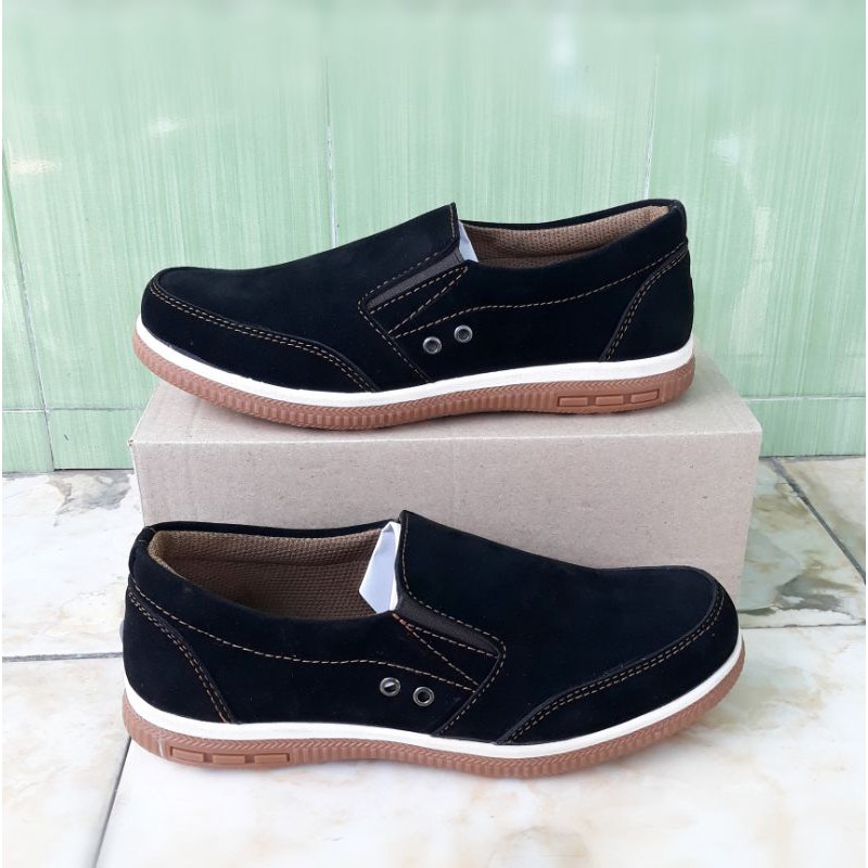 Sepatu Casual Santai Slip On Pria Keren Terlaris