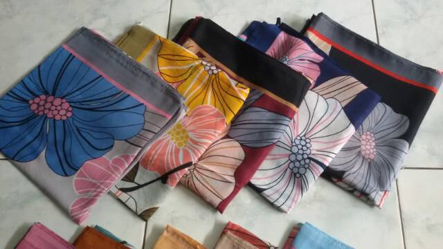 Jilbab segi empat motif bunga besar 04 / voal umama