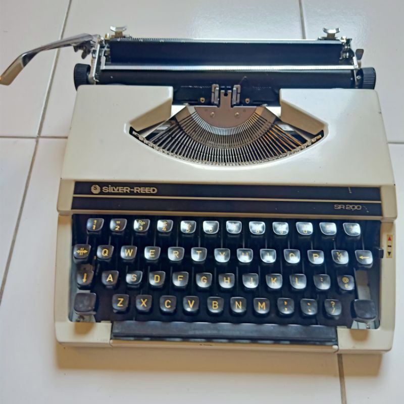 

Mesin ketik Manual Silver reed SR 200