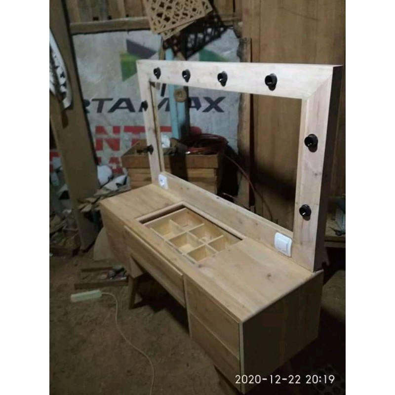 MEJA RIAS LAMPU MOMINIMALIS RETRO MATRIAL KAYU JATI