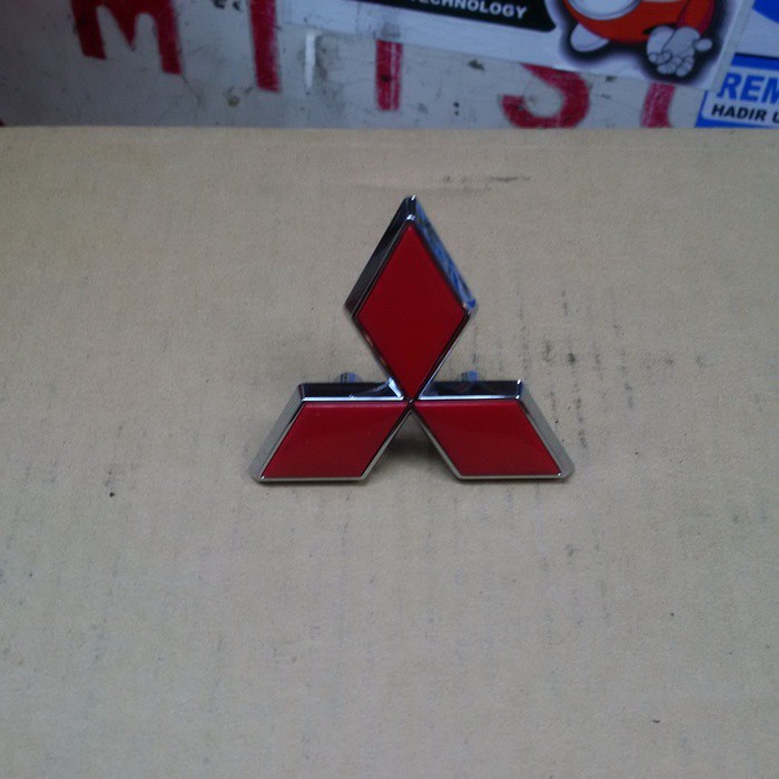emblem logo Mitsubishi tiga berlian