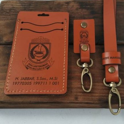 

Gantungan id card holder kulit name tag kulit asli custom nama dan logo instansi perusahaan