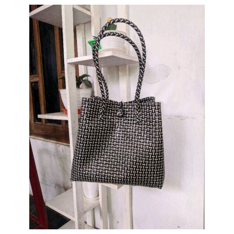 Tas Anyaman plastik monocrome. classic Hitam Lurik