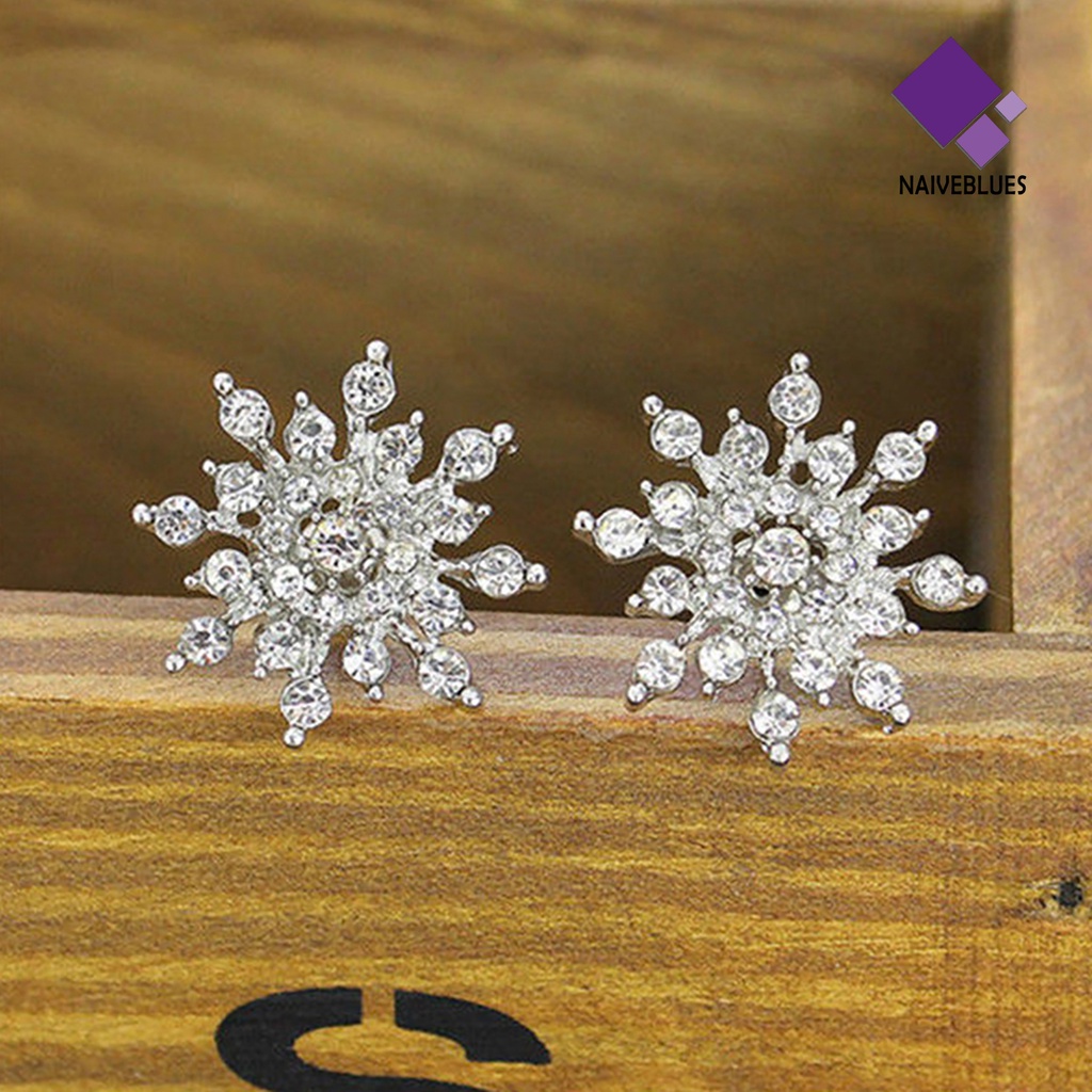 1 Pasang Anting Stud Bentuk Kepingan Salju Gaya Elegan Untuk Wanita