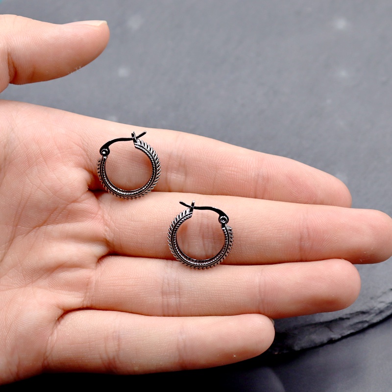 Anting Bentuk Lingkaran Warna Hitam Bahan Tembaga Anti Alergi Gaya Retro Untuk Pria Dan Wanita