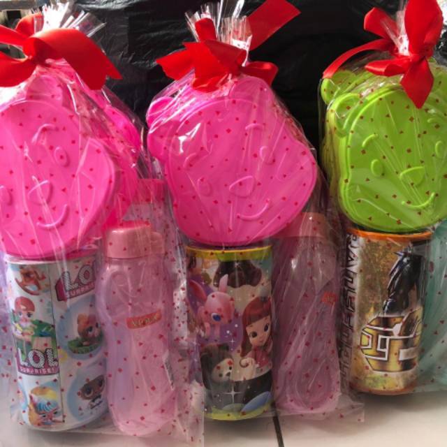 

PARCEL 3 MACAM TEMPAT MAKAN + BOTOL + CELENGAN KARTON KEMASAN ULANG TAHUN