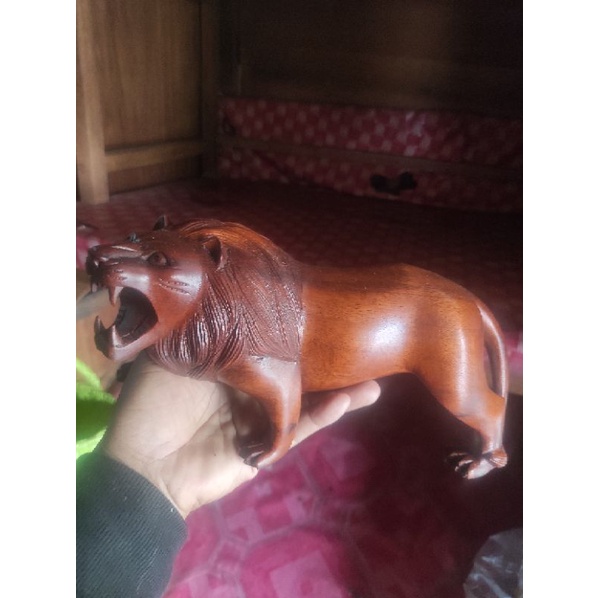 PATUNG SINGA DARI KAYU SWAR