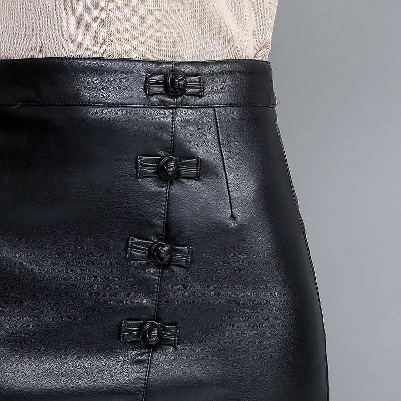 Rok Kulit Sintetis Mini Leather Skirt PU Split Belahan Depan Tengah Melengkung Aksen Kancing Model Clasik