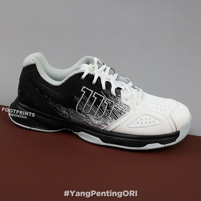black tennis shoes