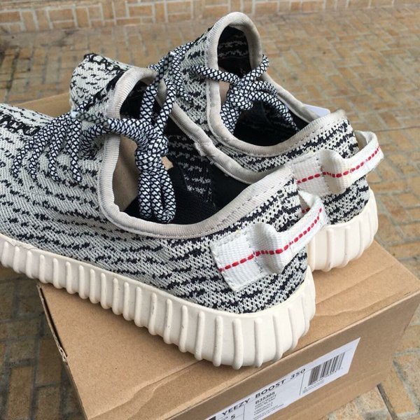 SEPATU ADIDAS YEEZY BOOST OREO TURTLE DOVE