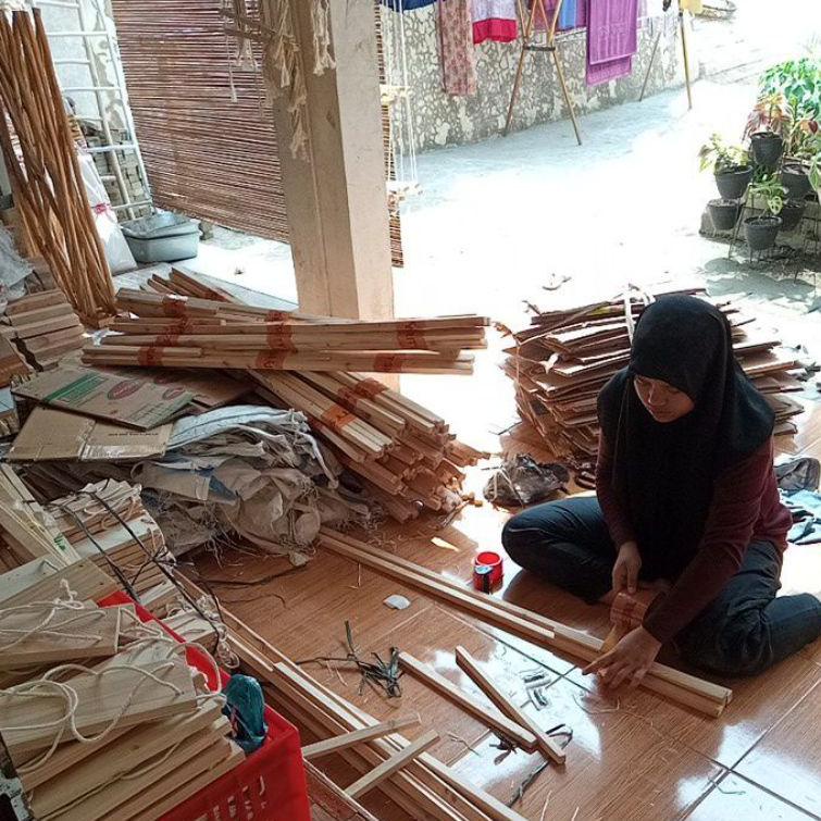 

LANGSUNG KIRIM.. Wooden Easel 120cm /Standing Poto Kayu Tripod