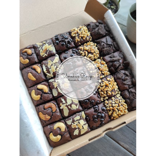 

[HEMAT] brownies sekat uk 20x20 (25 potong) - bebas pilih topping | fudgy brownies | fudge brownies shiny crust | brownies panggang