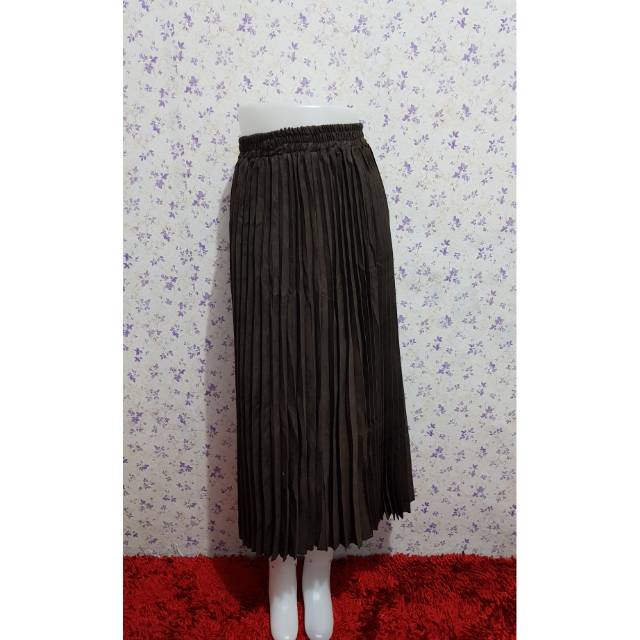 Rok plisket bahan suede warna coklat tua