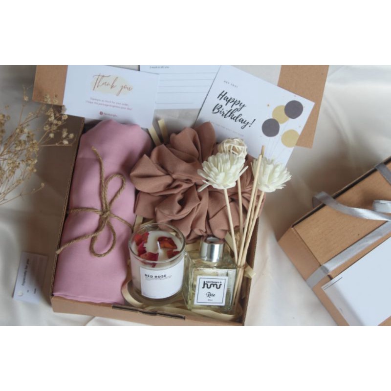 

Gift Set 8/ Hampers Hijab/ Kerudung/ Jilbab/ Diffuser/ Lilin Aromaterapi/ Kado Wisuda Birthday/ Wedding/ Hampers lebaran
