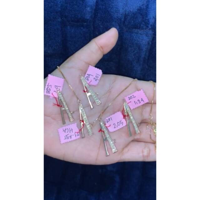 Kalung inisial Berlian medan