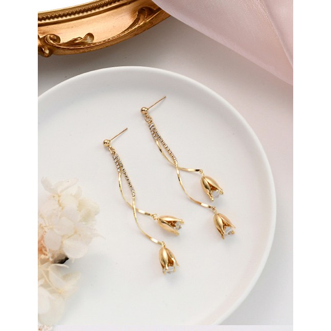 LRC Anting Tusuk Fashion Golden Long Rose Metal Earrings With Diamonds K75944