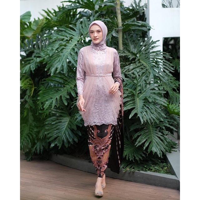 (Akita-Madina tunik couple rose) set couple kebaya wanita &amp; kemeja batik pria. kebaya wisuda kebaya kondangan kebaya lamaran bahan lace premium