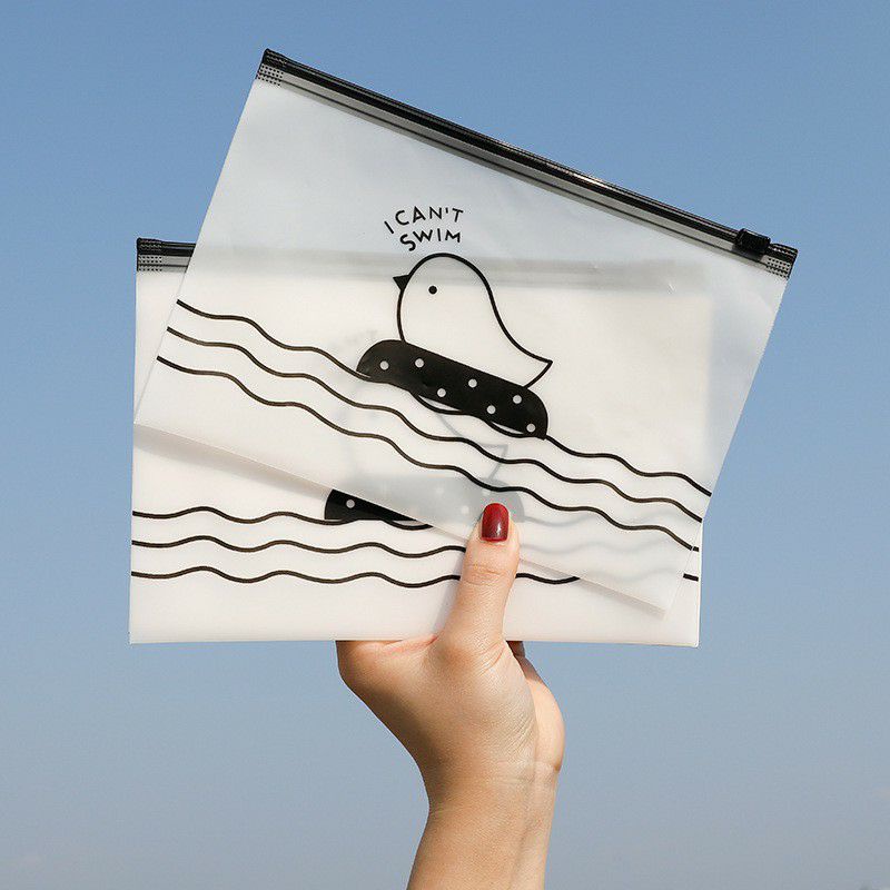 

TEMPAT PENSIL I CAN'T SWIM TEMPAT PENSIL MODEL KOREA MOTIF CHICK TRANSPARAN / KOTAK PENSIL CHICK