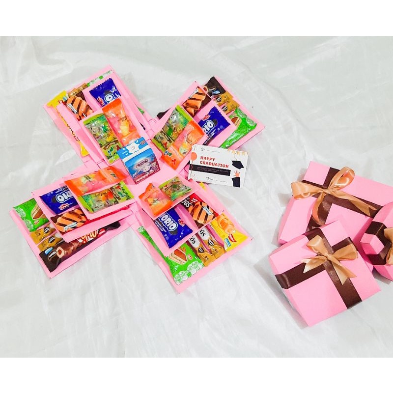 

BOX EXPLOSION SNACK DENGAN VARIAN ISIAN SNACK, PERMEN, DAN SUSU KEMASAN KOTAK