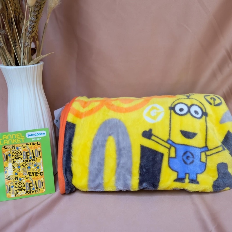 selimut bulu Minion dan Minnie