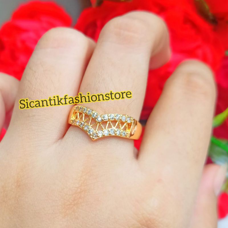 Cincin Titanium Wanita Gold Fashion Wanita Terlaris Anti Karat Tidak Luntur Cincin Wanita Kekinian