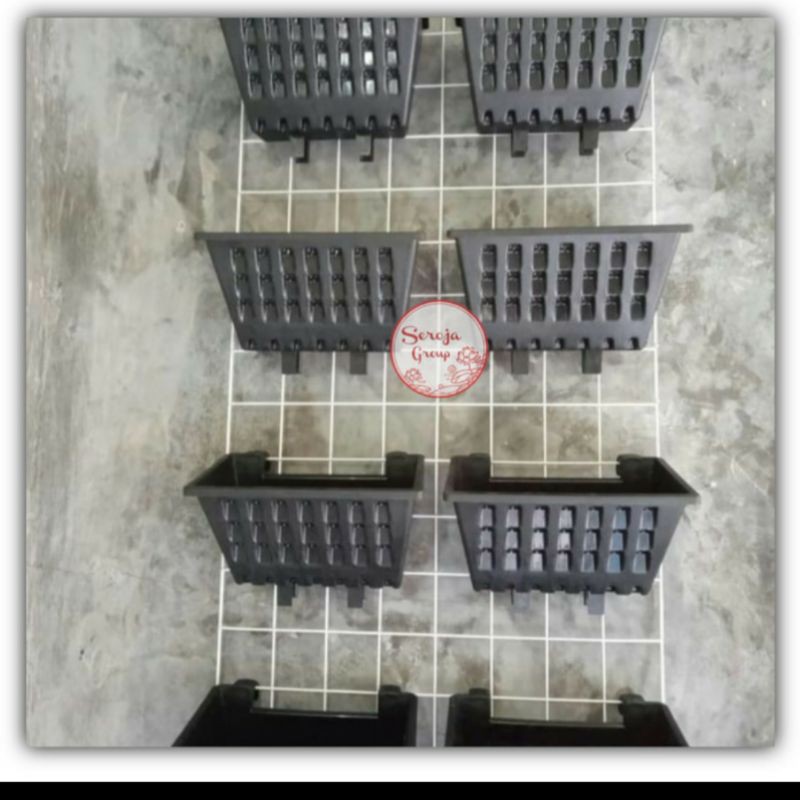 Taman Vertikal Rak Besi dan Pot Argo Hitam / Verical Garden Pottery