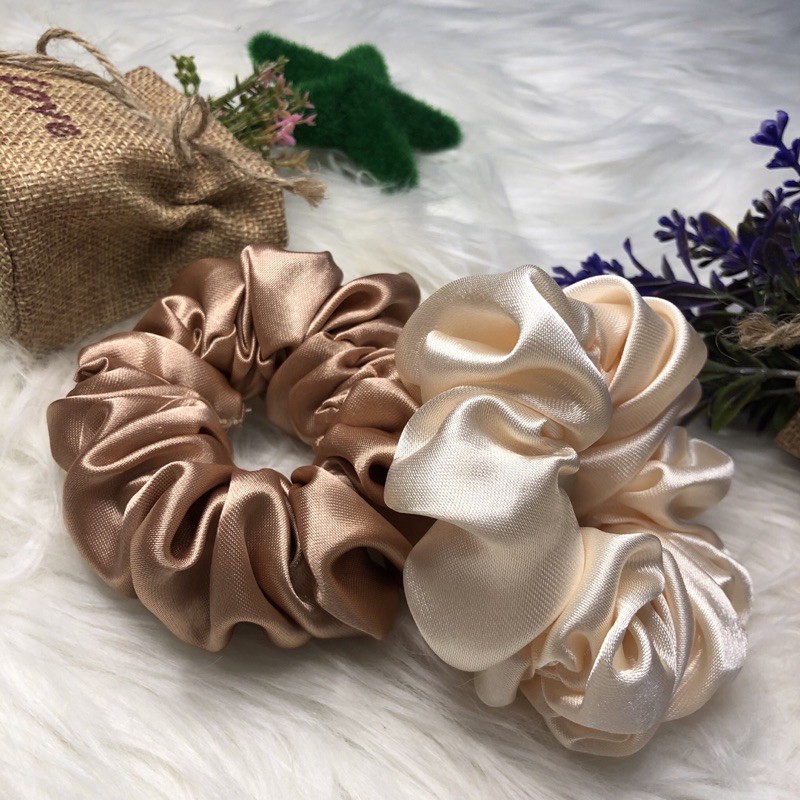 Scrunchies Vol.2 warna milo dan cream. ikat rambut kain. ikat rambut untuk cepol.