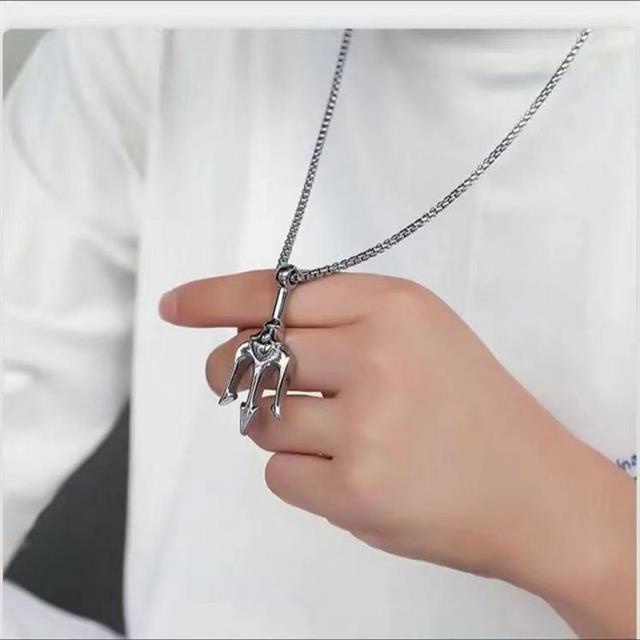 Douyin online pengaruh gaya yang sama Sea King garpu tombak liontin titanium steel kalung trendi pri