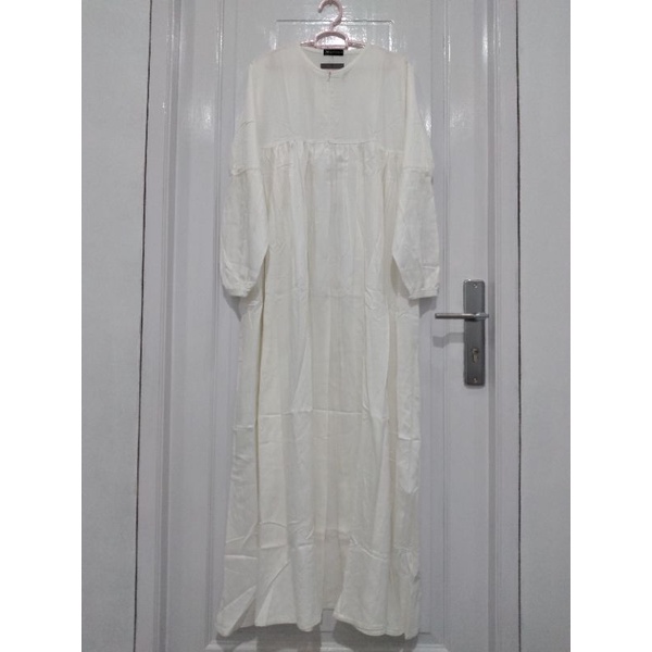 Sale reject basic broken white Zafeetri (fushia n black)