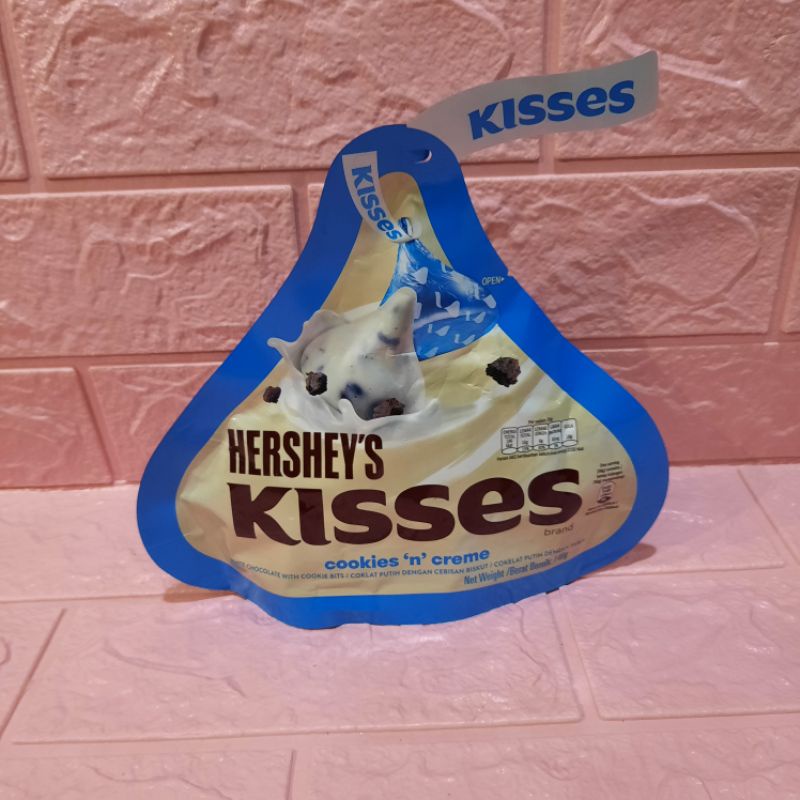 

Hershey's Kisses Cookies & Creme Coklat Putih Dengan Kukis 146 Gr