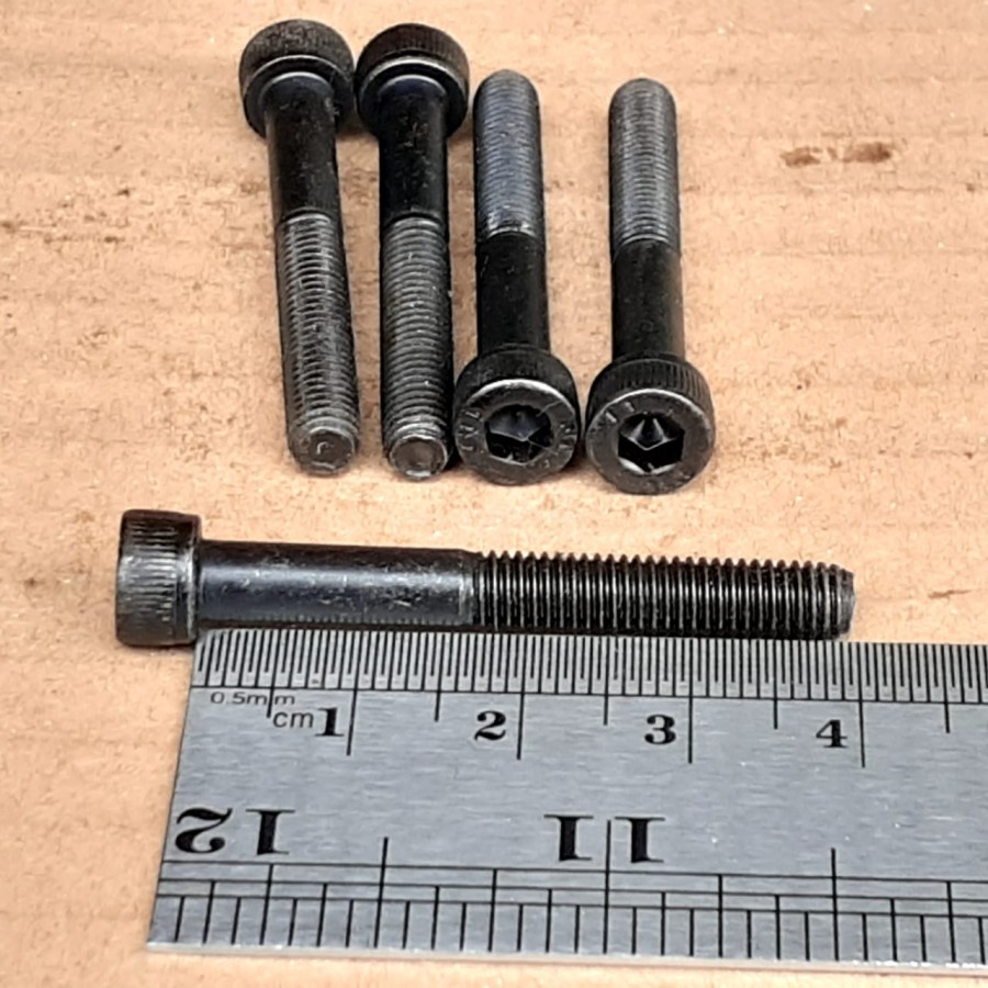 BAUT L BAJA HITAM M8X40MM