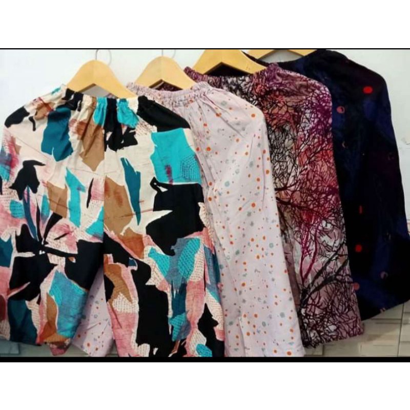 celana pendek Jumbo wanita /kolor wanita JUMBO/Rayon lp120/pj 60/sebetis/ saku pinggir/motif Random/