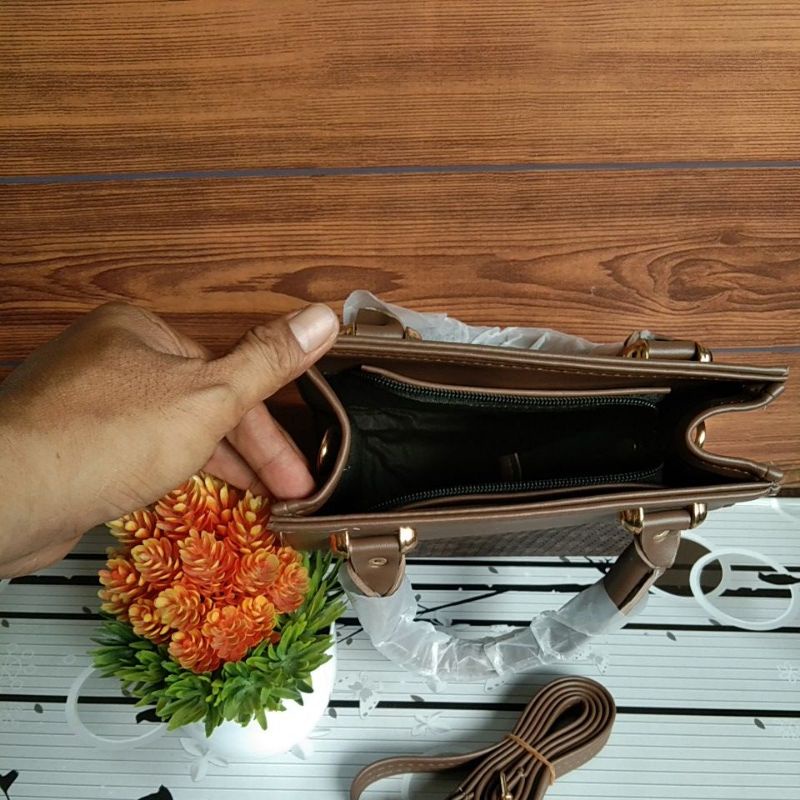 Tas Jinjing / Tas Selempang Wanita Ukuran Sedang Model Terkini dan Mewah