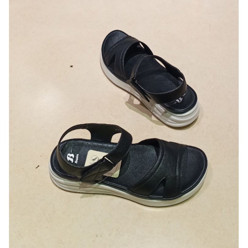 Sandal kenip bata wanita warna hitam nyaman dan ringan