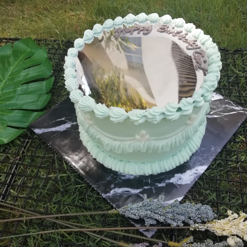 

Mirror Selfie Cake by La Carla Bakery