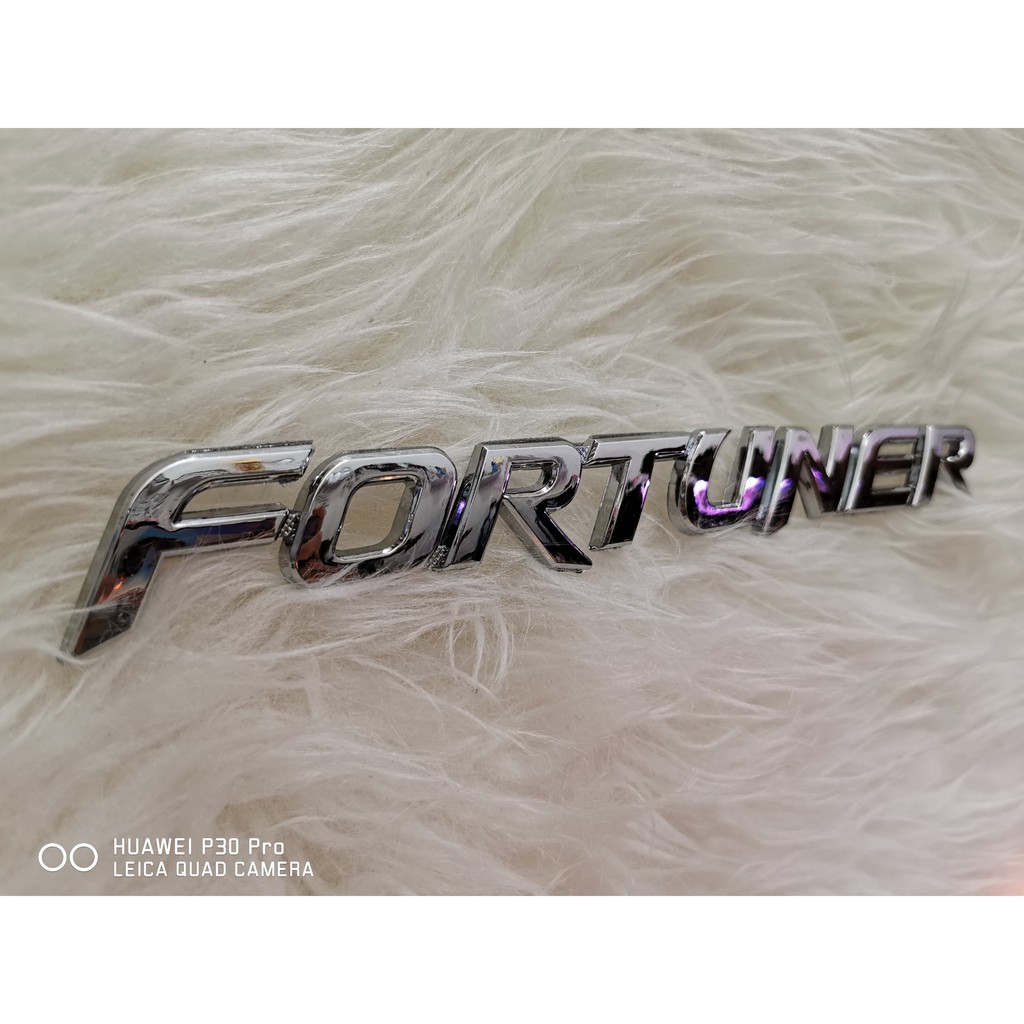 Emblem Tulisan &quot;Fortuner&quot;