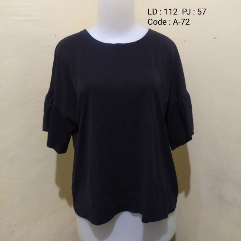 Blouse Hitam Polos UNIQLO A72