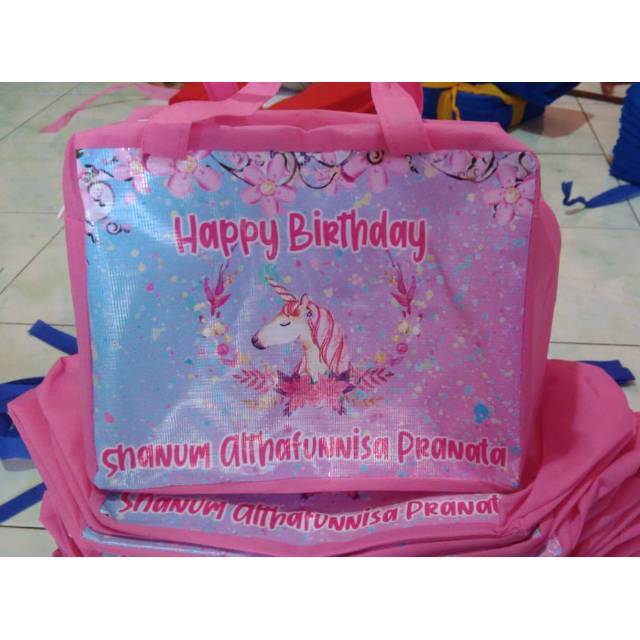 

Goodie bag spunbond untuk kardus nasi 20x20 pakai resletting