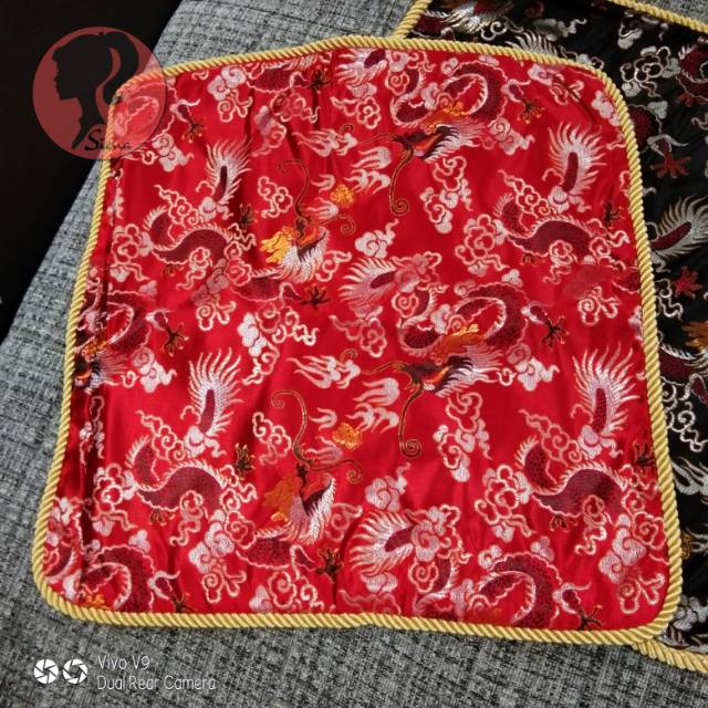 SARUNG BANTAL SOFA BAHAN SUTRA BORDIR MOTIF NAGA 40x40 Cm