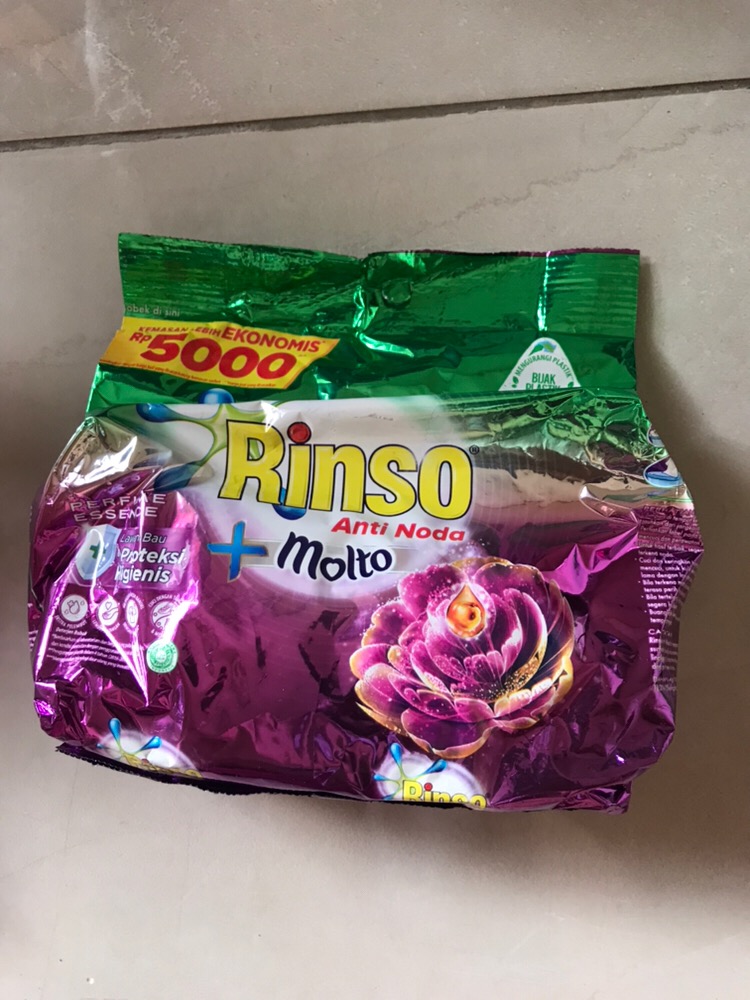 Rinso Anti Noda + Molto Parfume Essence 240g Deterjen Bubuk 240 Gr