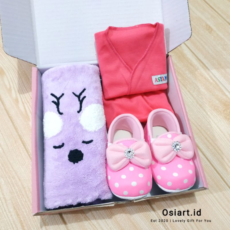 Hampers Newborn Baby Girl Set Handuk Baju Celana Sepatu Kado Bayi Perempuan Baru Lahir Set Paket Hadiah Lahiran Warna Pink Gift Box Lucu Hemat Murah Setelan Pakaian Sepatu Prewalker Polkadot Bayi 0-12 Bulan